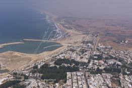 Image du Maroc Professionnelle de  Vue aérienne d'Asilah, ville du nord du Maroc sur l'océan Atlantique à 40 km au sud de Tanger, Vendredi 9 Août 2002.  (Photo / Abdeljalil Bounhar)



 